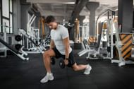 Elevated split squats. (Image via Freepik)